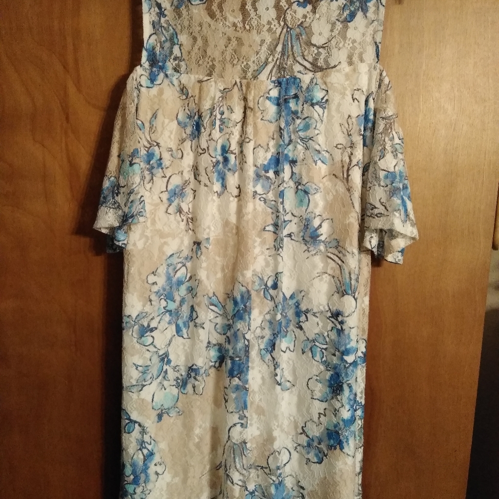 Beautiful lace dress - Picture 2 of 5